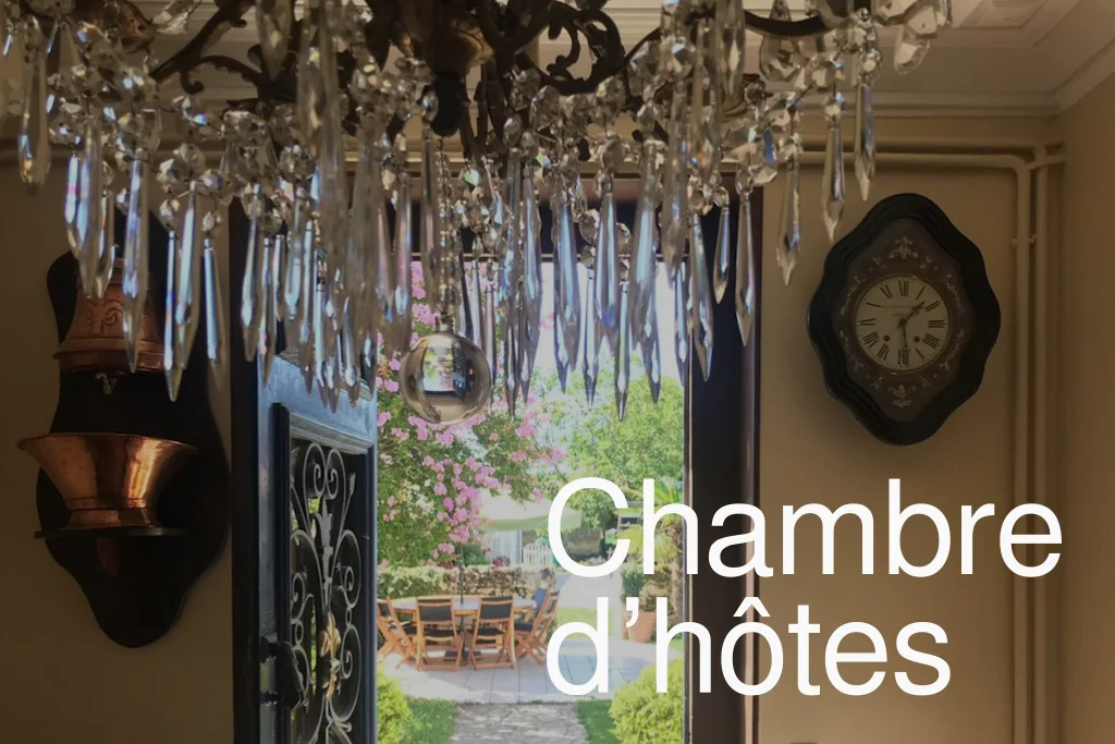 Intérieur d'une chambre d'hôtes lumineuse et confortable au Château Gûnes, à Cissac-Médoc, avec lit double, meubles anciens. Idéal pour un séjour œnotouristique.